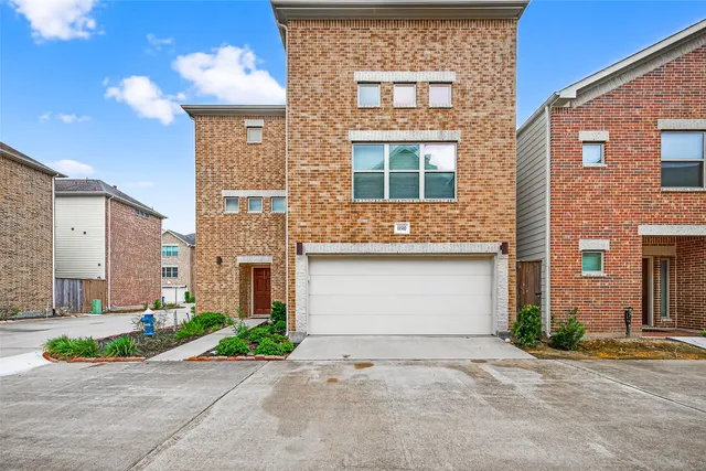 $2,300 | 11510 Main Ash Drive, Houston, TX 77025