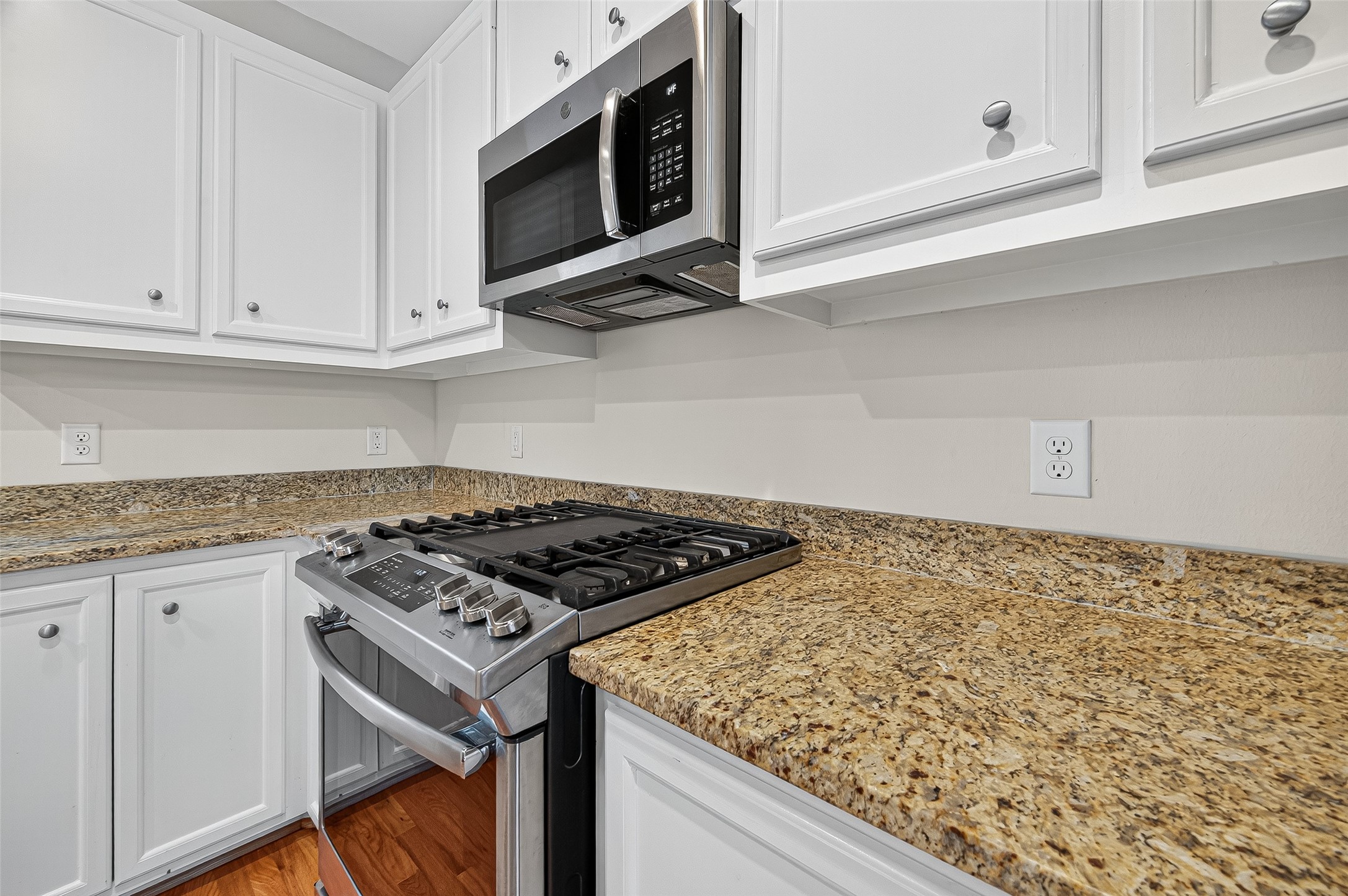 11510 Main Ash Drive Houston, TX 77025 - Photo 19 of 39 a stove top oven sitting inside of a kitchen