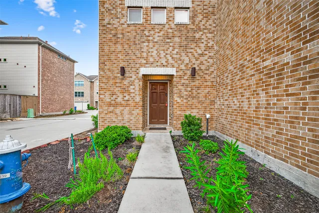 $2,300 | 11510 Main Ash Drive, Houston, TX 77025