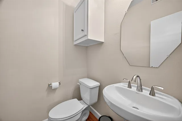 $2,300 | 11510 Main Ash Drive, Houston, TX 77025