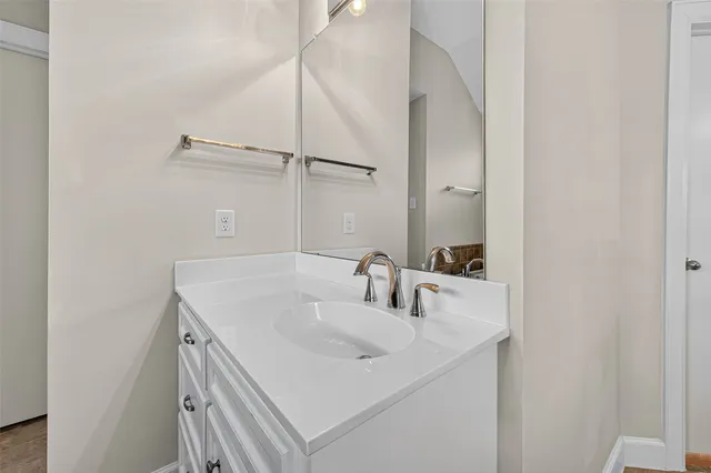 $2,300 | 11510 Main Ash Drive, Houston, TX 77025