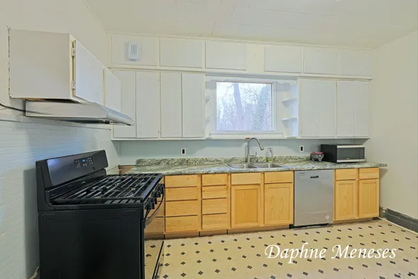 $169,900 | 594 East Apple Avenue, Muskegon, MI 49442