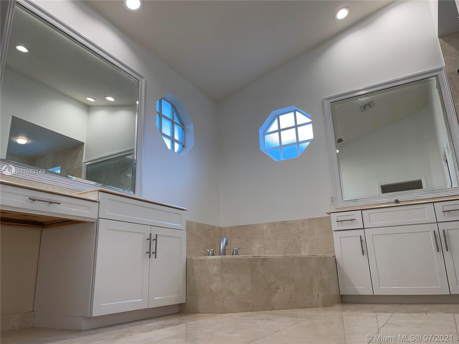 2994 Oakbrook Drive Weston, FL 33332 - Photo 9 of 18