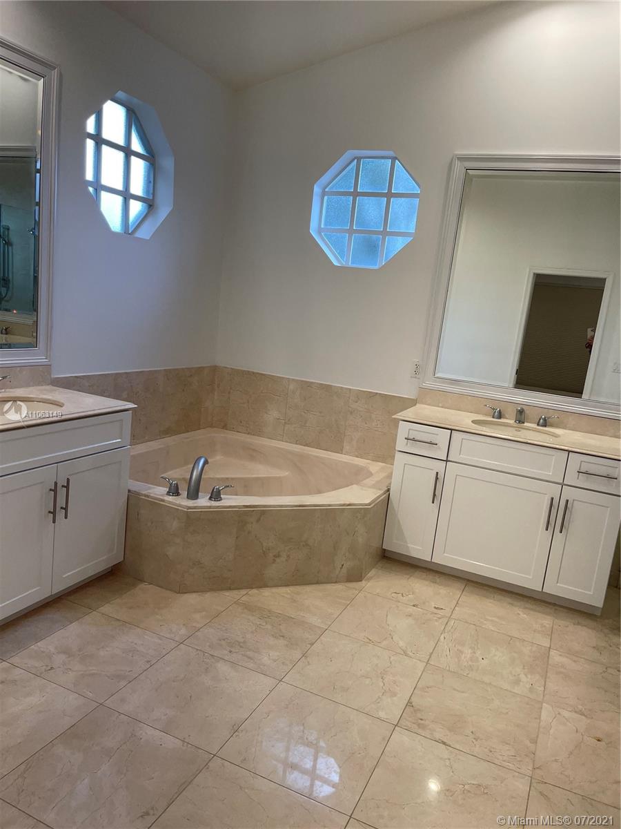 2994 Oakbrook Drive Weston, FL 33332 - Photo 10 of 18