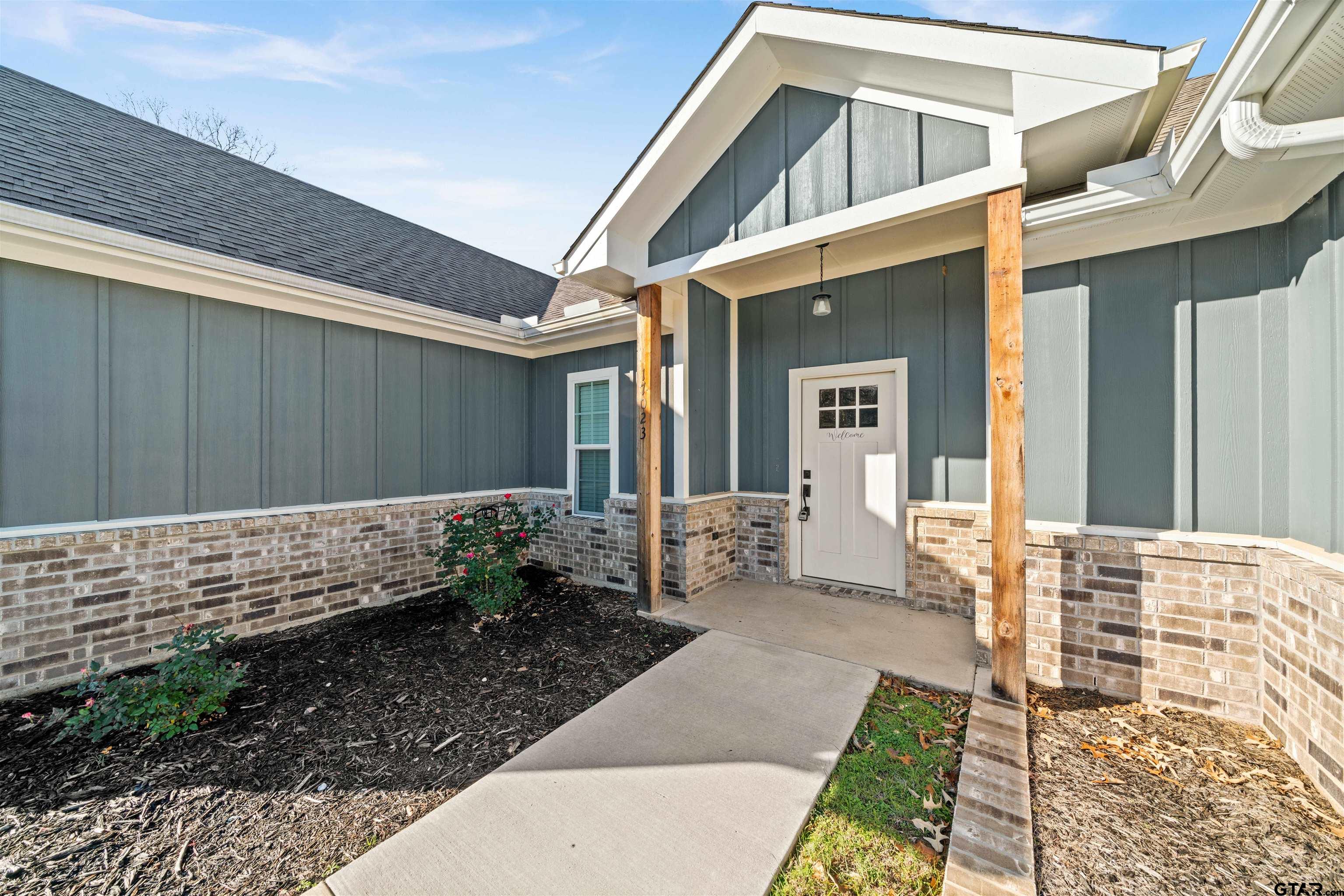 17023 County Road 2282 Troup, TX 75789 - Photo 3 of 30 a view of a patio with table and chairs with wooden fence