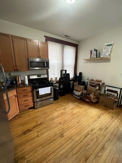 2130 West Iowa Street, Unit 1R Chicago, IL 60622 - Photo 12 of 16 a living room with furniture