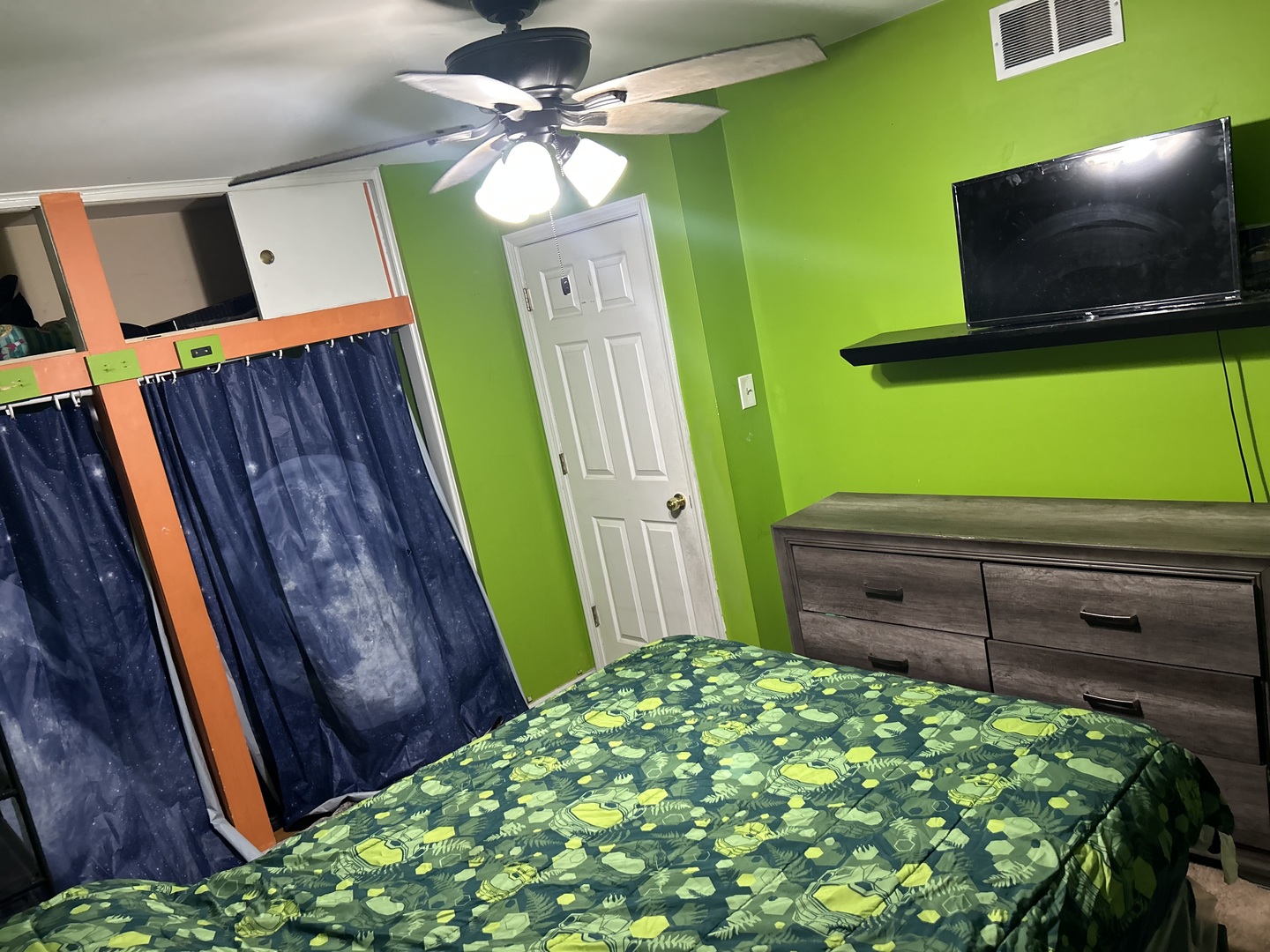 17308 Forestway Drive East Hazel Crest, IL 60429 - Photo 20 of 27 a room with furniture and flat screen tv