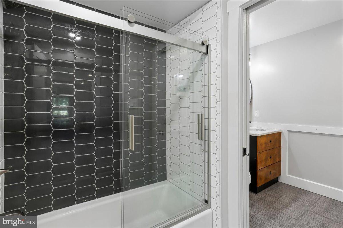 8812 2nd Avenue Silver Spring, MD 20910 - Photo 17 of 64 Full Bath #1 - en suite jack & jill