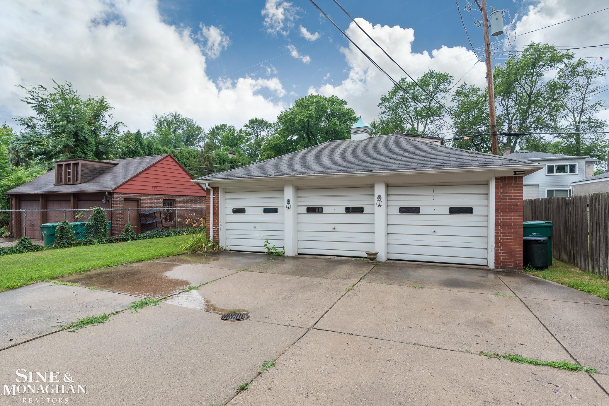 949 Harcourt Road Grosse Pointe, MI 48230 - Photo 17 of 18 50099506-16.JPG