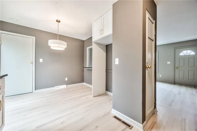 $350,000 | 10009 Grandview Drive, Overland Park, KS 66212