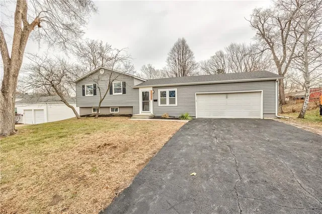 $350,000 | 10009 Grandview Drive, Overland Park, KS 66212