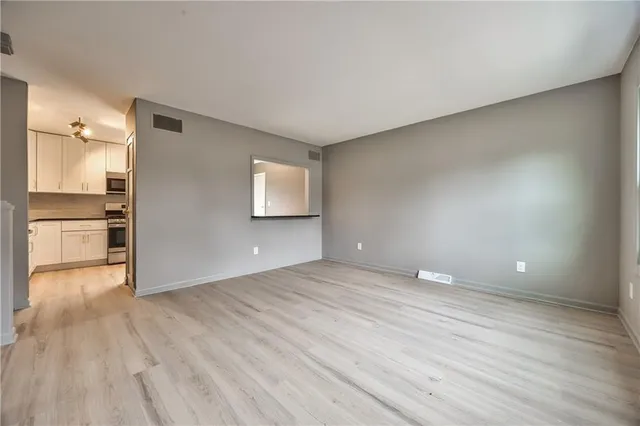 $350,000 | 10009 Grandview Drive, Overland Park, KS 66212