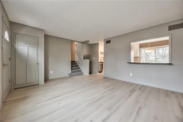 $350,000 | 10009 Grandview Drive, Overland Park, KS 66212