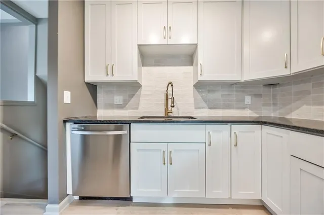 $350,000 | 10009 Grandview Drive, Overland Park, KS 66212