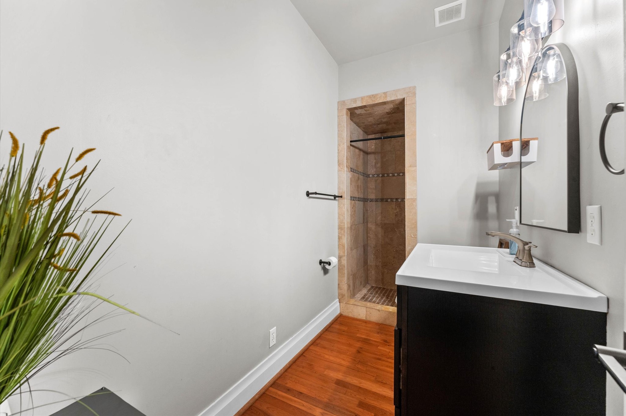 945 Harvard Street Houston, TX 77008 - Photo 36 of 47 Second-story bathroom in bungalow addition.