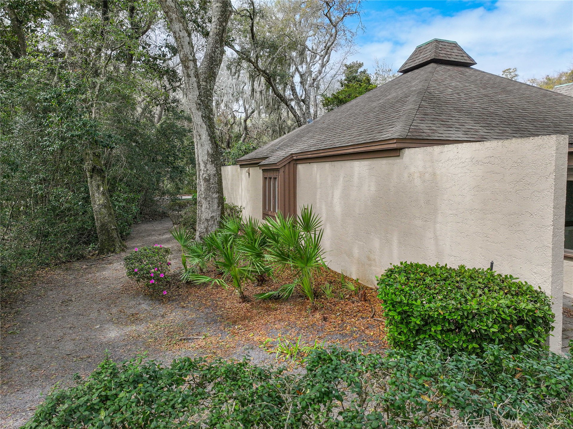 3301 Sea Marsh Road, Unit 3301 Amelia Island, FL 32034 - Photo 38 of 58 a backyard of a house with lots of green space