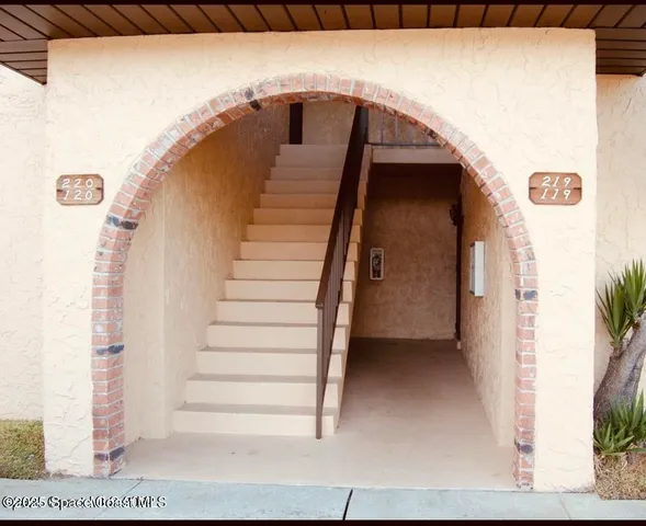 a view of entryway and hall