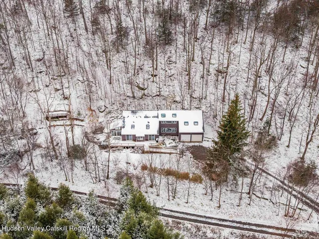 a view of a dinning table and chairs in the patio