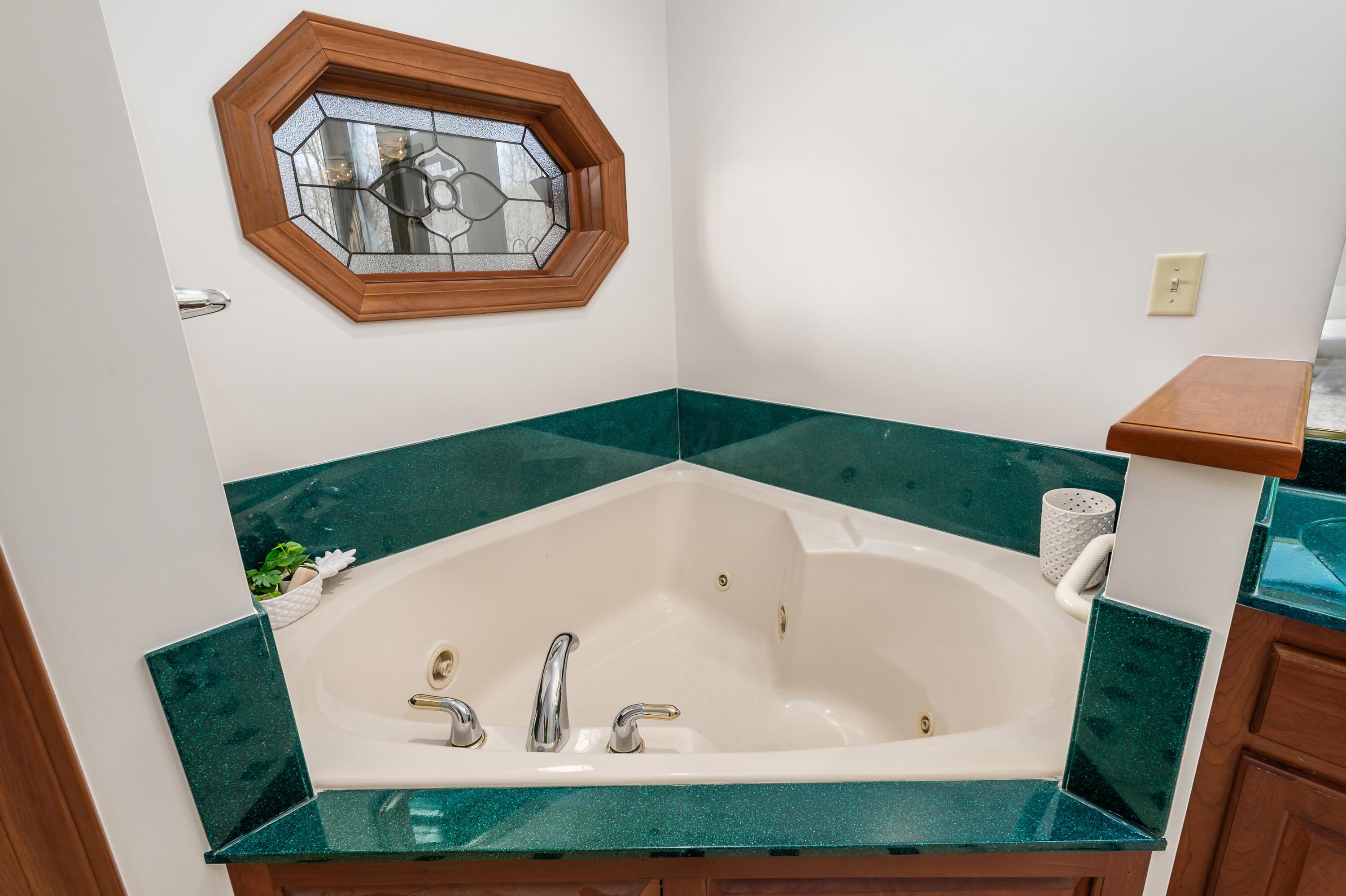 1276 Coonpath Road Northwest Lancaster, OH 43130 - Photo 20 of 54 Owner's bath
