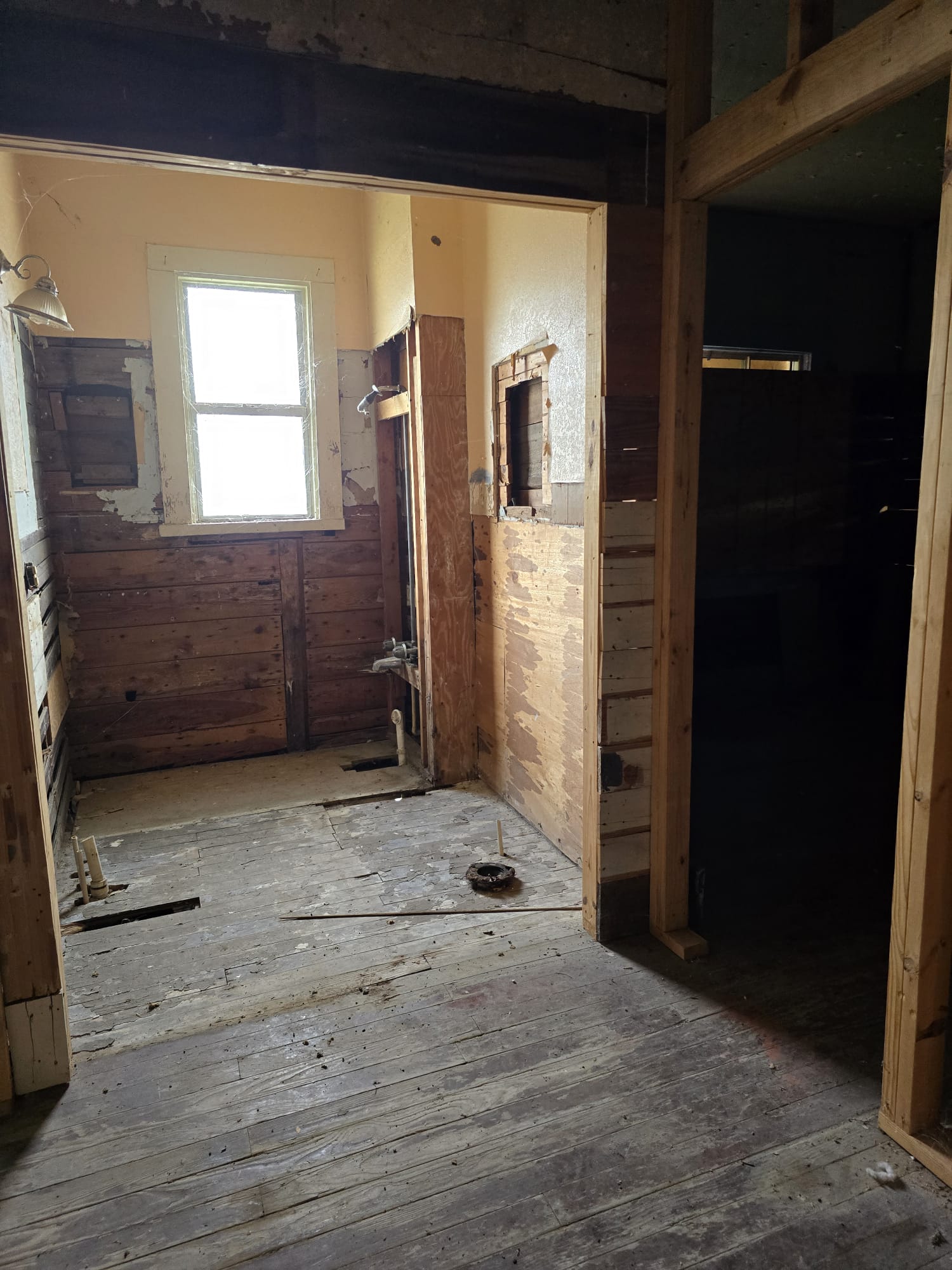 901 West 5th Street Taylor, TX 76574 - Photo 19 of 21 a view of walk in closet