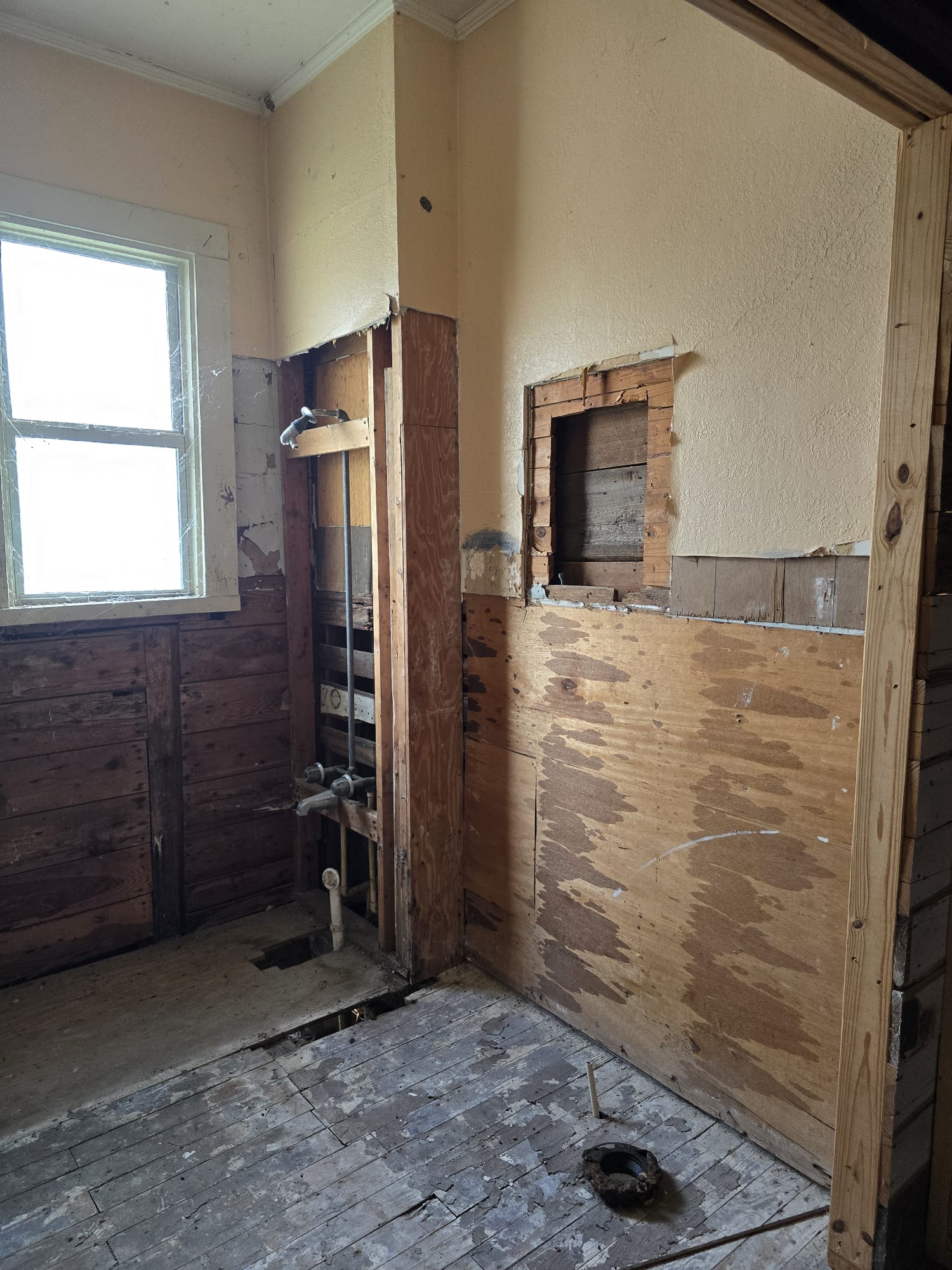 901 West 5th Street Taylor, TX 76574 - Photo 20 of 21 a bathroom with a shower and a sink