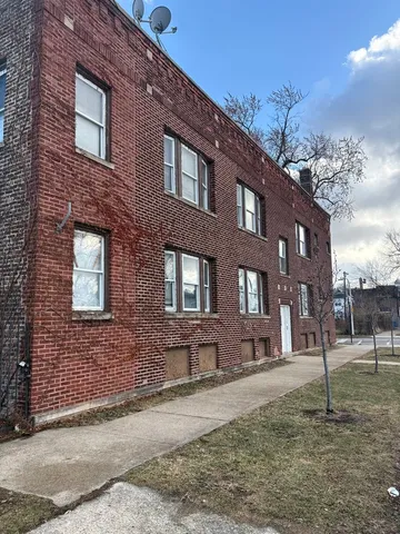 a brick building that has a lots of windows in it