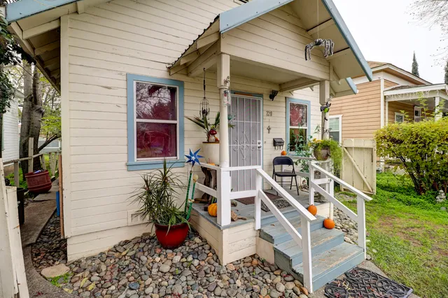 a view of entryway with a yard