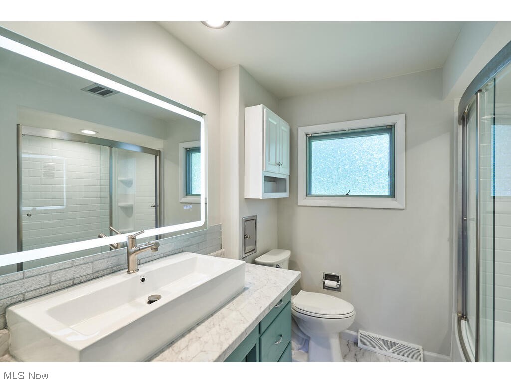 2122 Springfield Center Road Akron, OH 44312 - Photo 17 of 28 Main bath with updated with new tub and surround, sink, faucet, light fixture and flooring