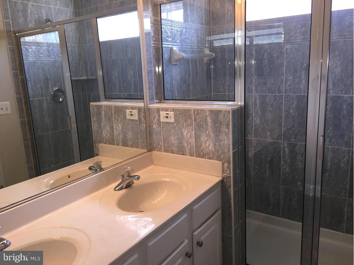 708 Redgate Lane Woodbridge, VA 22191 - Photo 13 of 20 a bathroom with a sink and mirror