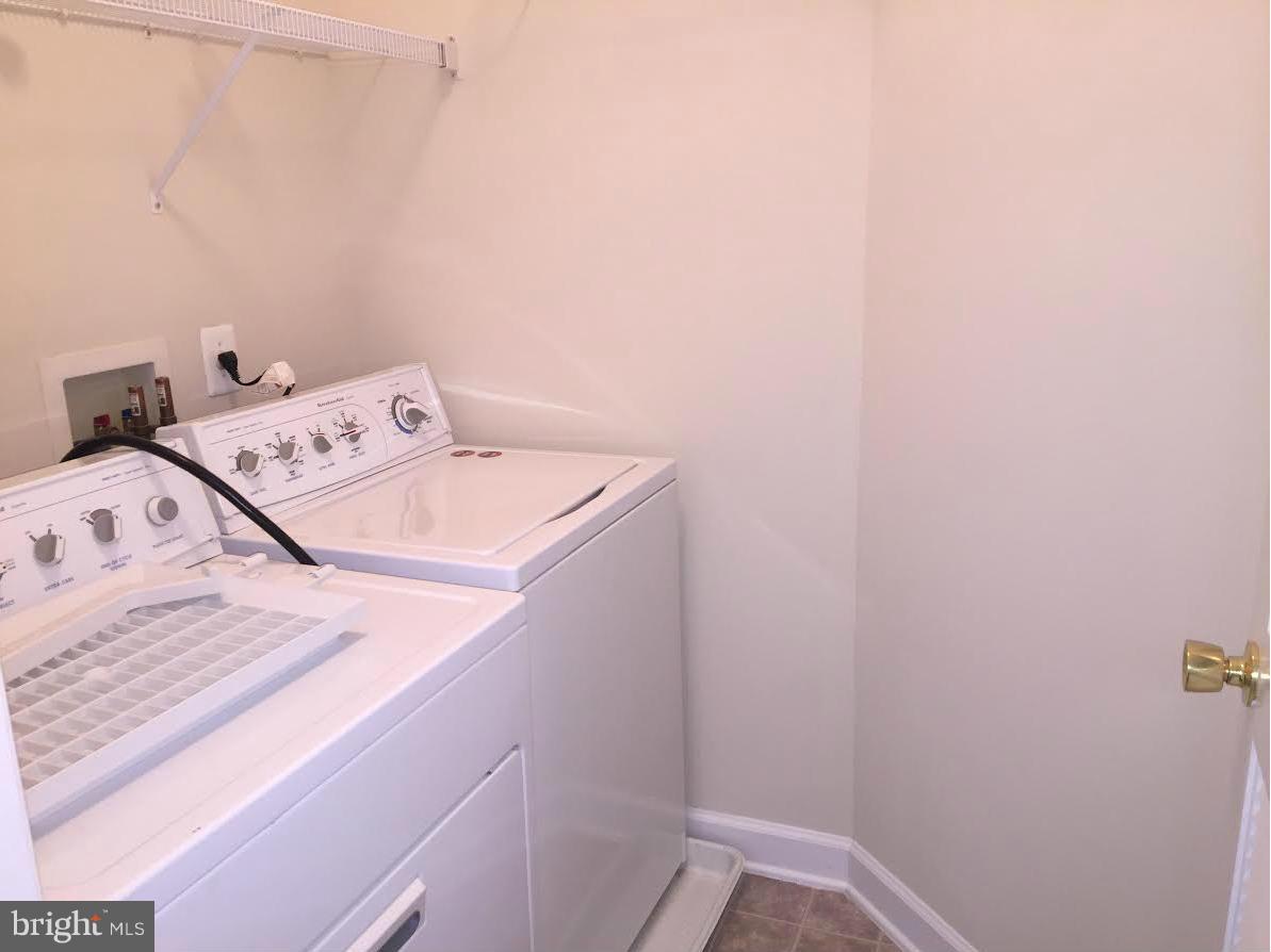 708 Redgate Lane Woodbridge, VA 22191 - Photo 18 of 20 a utility room with dryer and washer