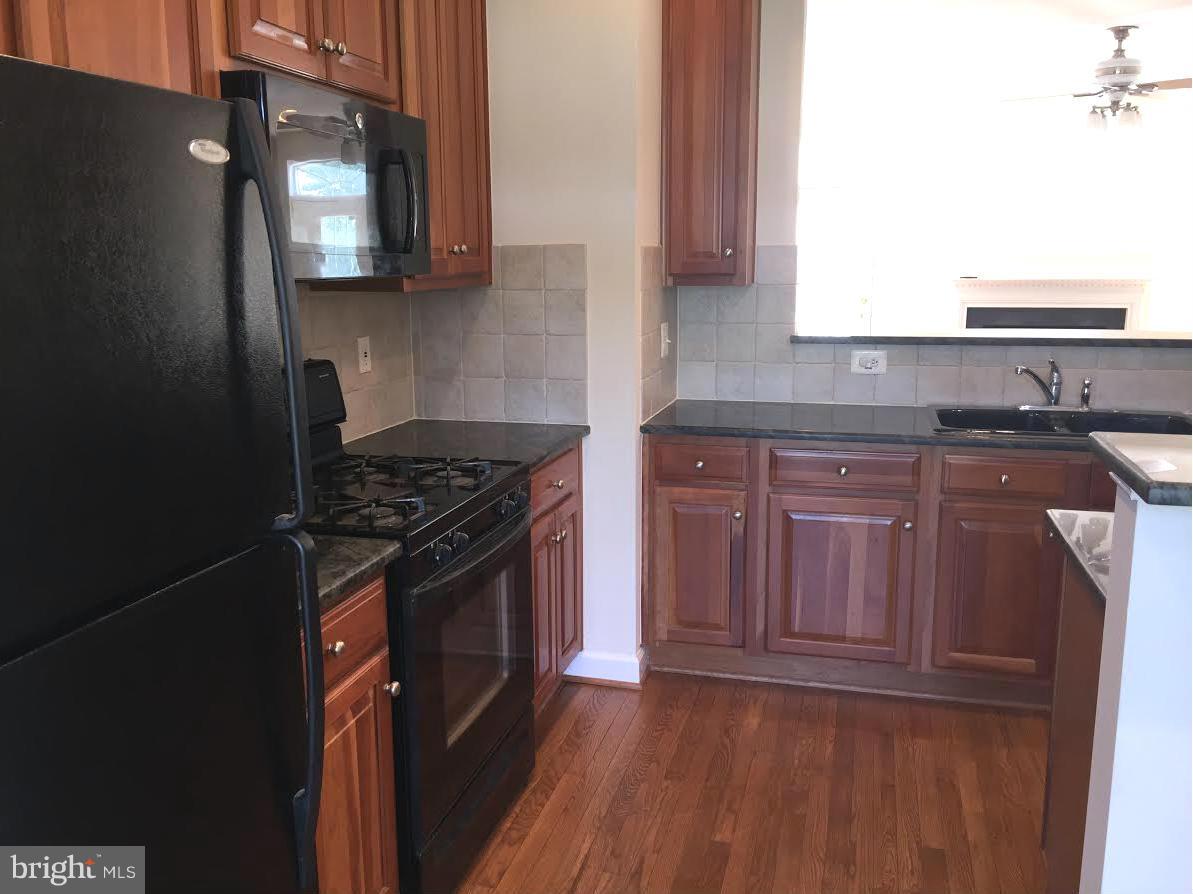 708 Redgate Lane Woodbridge, VA 22191 - Photo 8 of 20 a kitchen with granite countertop a stove and a sink