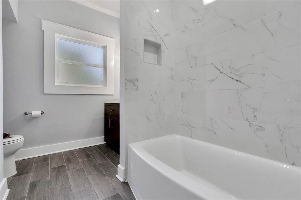 415 South 9th Street Leesburg, FL 34748 - Photo 17 of 37 a bathroom with a bathtub