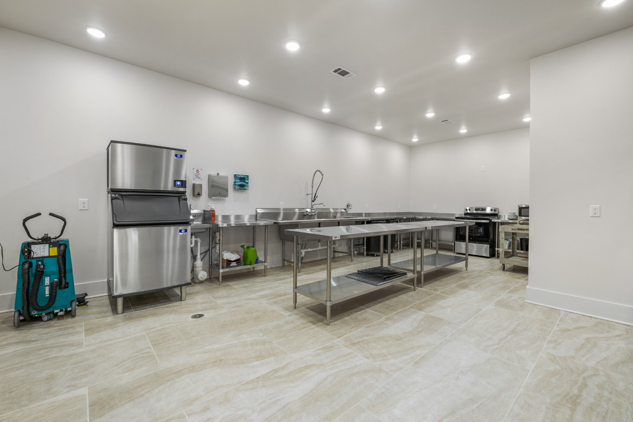 1249 Gulf Road Spencer, TN 38585 - Photo 40 of 98 a living room with furniture and a flat screen tv