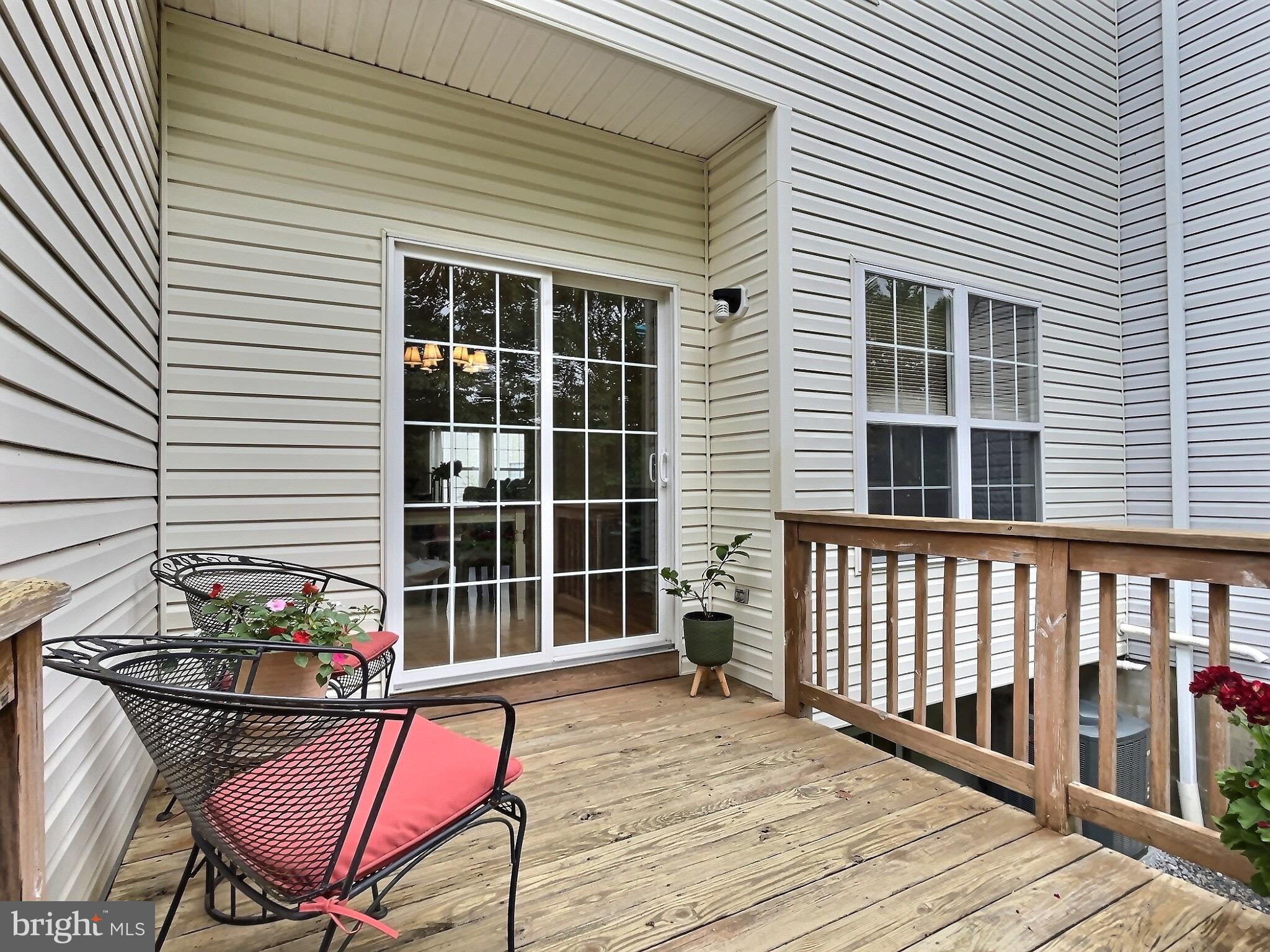 42 Highland Circle Newark, DE 19713 - Photo 17 of 19 a view of a house with a deck