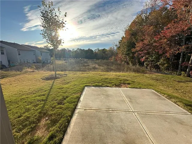 a view of a backyard