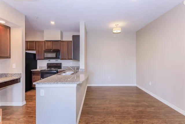 an empty room with closet and a ceiling fan