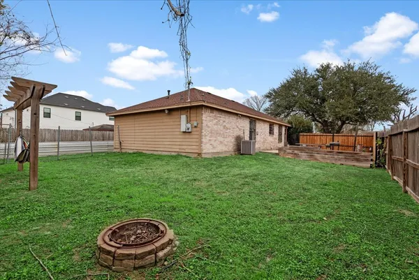 a view of a house with backyard