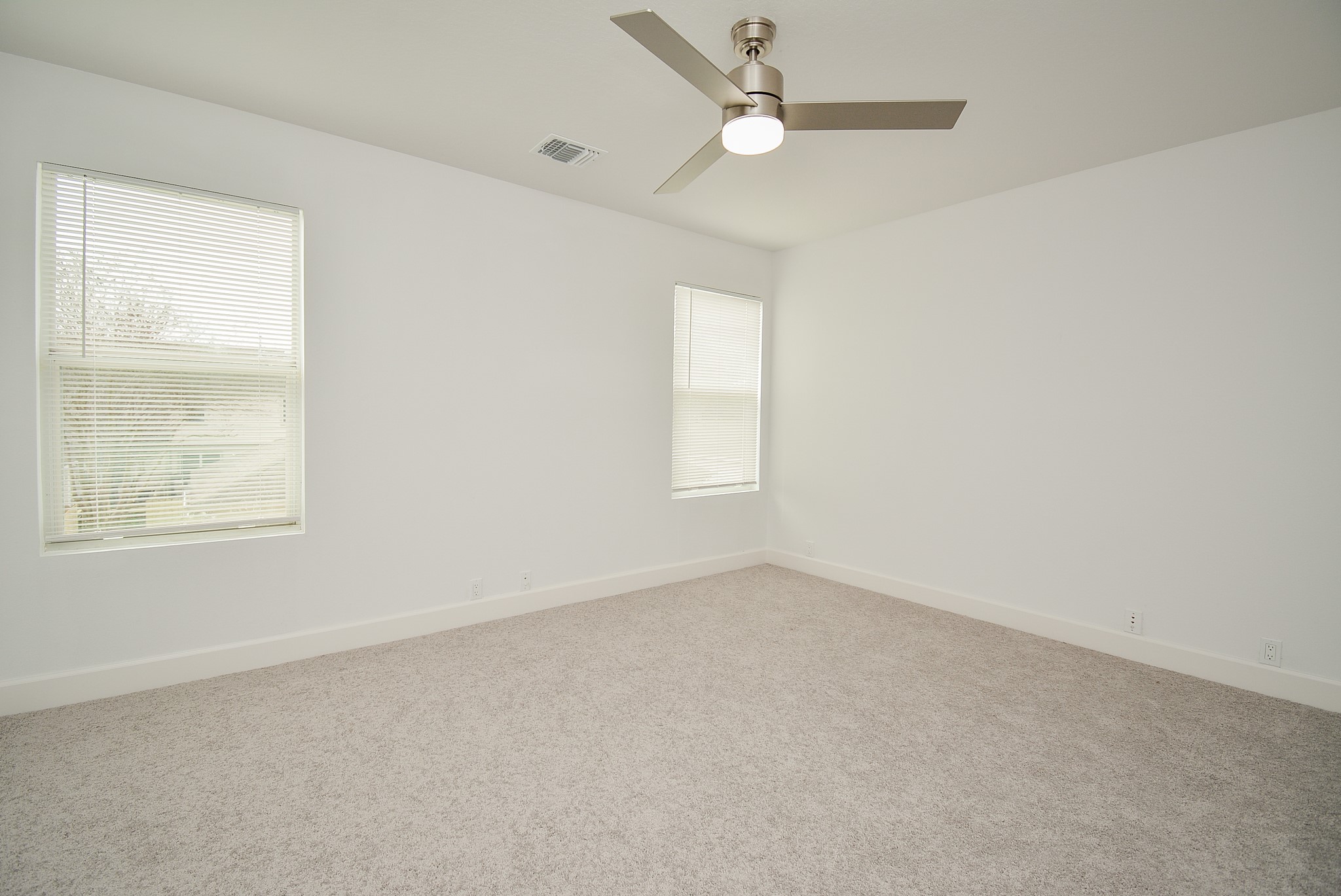 29725 Sullivan Oaks Drive Spring, TX 77386 - Photo 24 of 32 an empty room with a window and ceiling fan