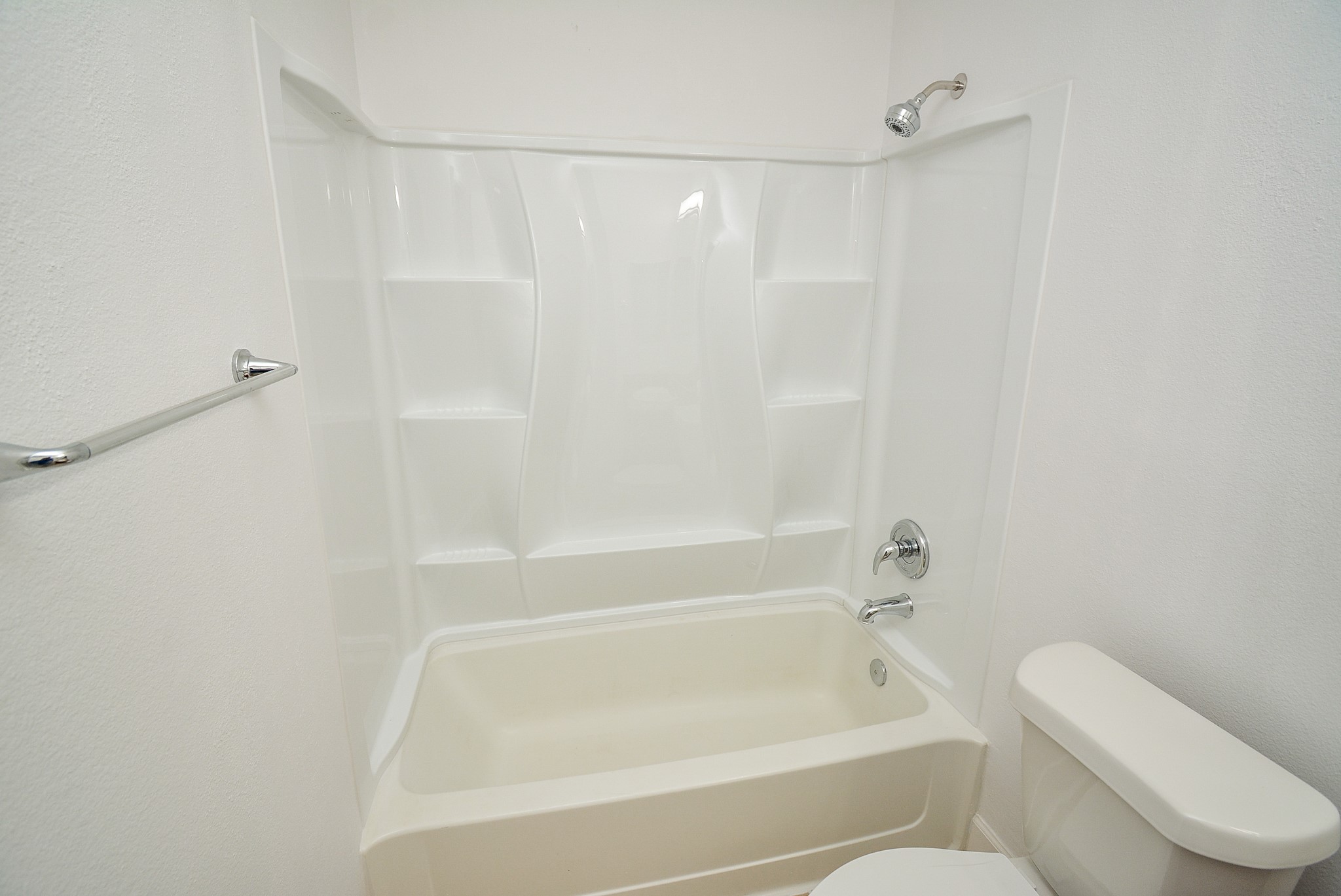 29725 Sullivan Oaks Drive Spring, TX 77386 - Photo 27 of 32 a bathroom with a bathtub and a toilet