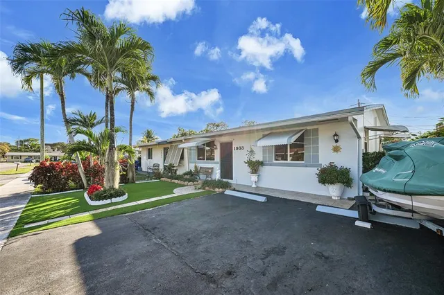 a view of a house with backyard and a garden
