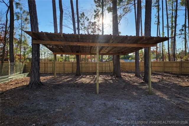 a view of a house with backyard