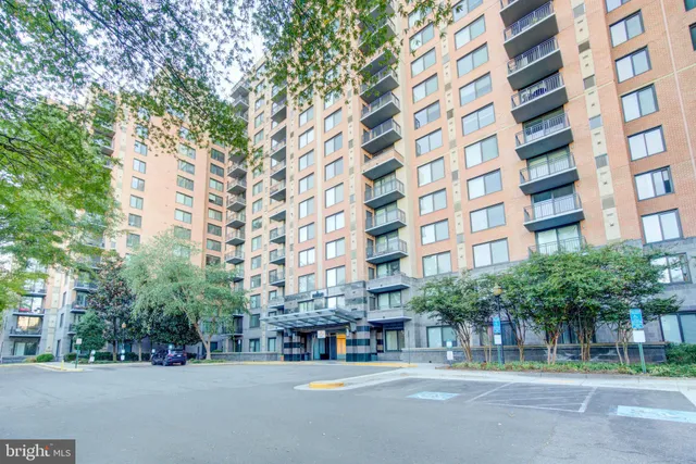 a building view with outdoor space