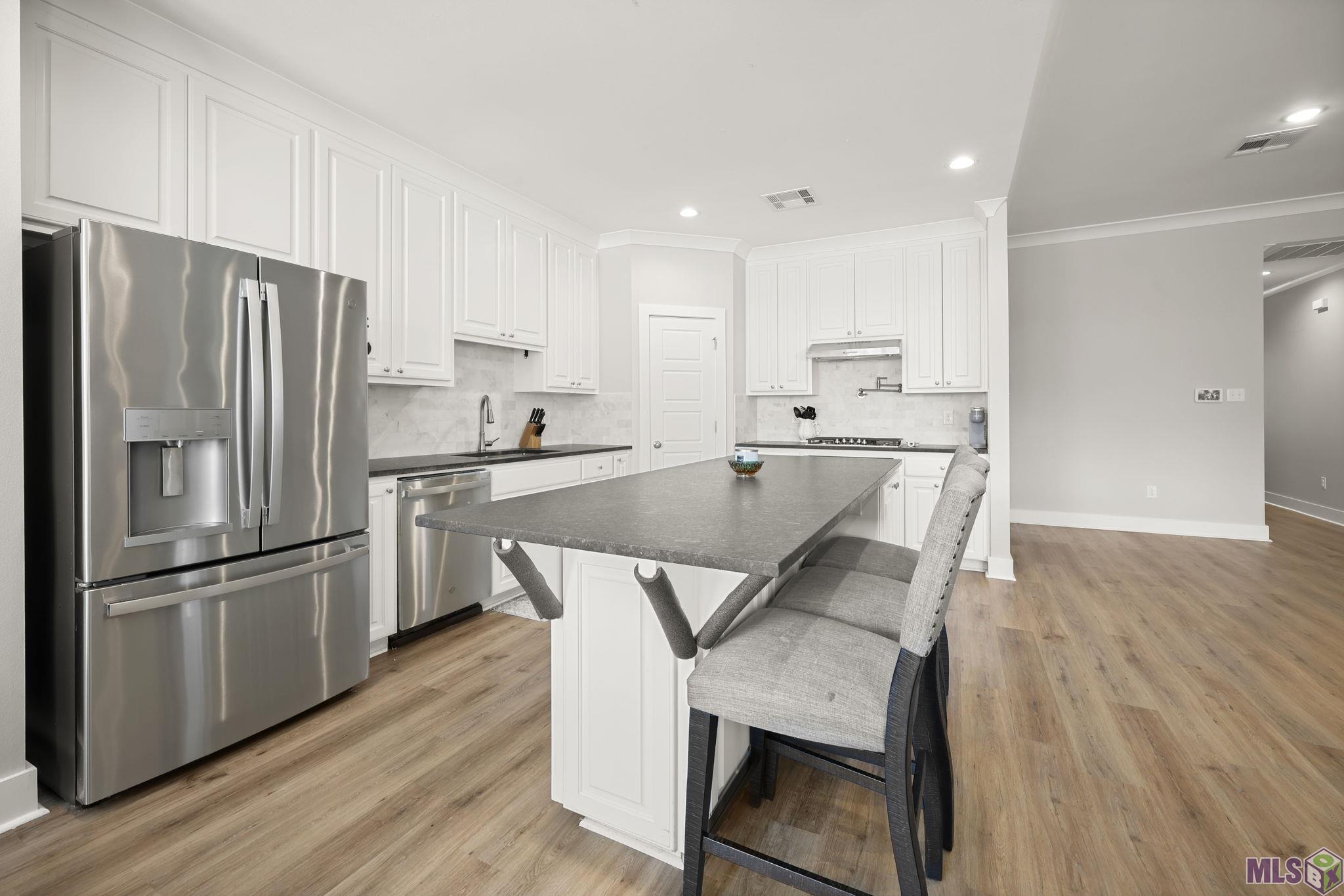 9159 Stonecroft Avenue Baton Rouge, LA 70810 - Photo 6 of 17 Kitchen Island