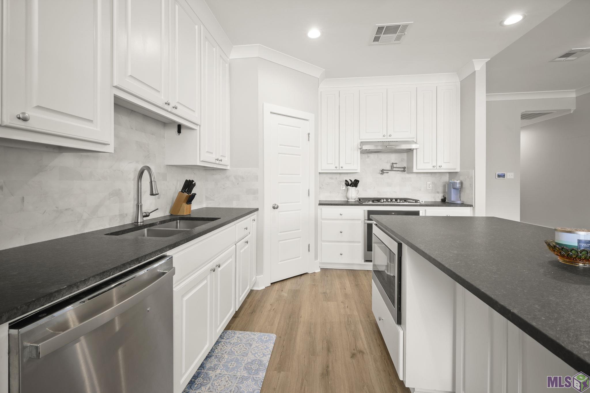 9159 Stonecroft Avenue Baton Rouge, LA 70810 - Photo 7 of 17 Kitchen
