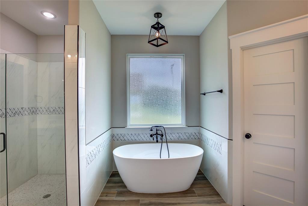405 Door Key Ranch Road Trinidad, TX 75163 - Photo 19 of 28 Bathroom featuring independent shower and bath
