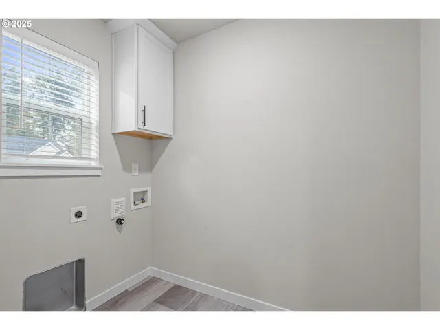 a view of empty room with window