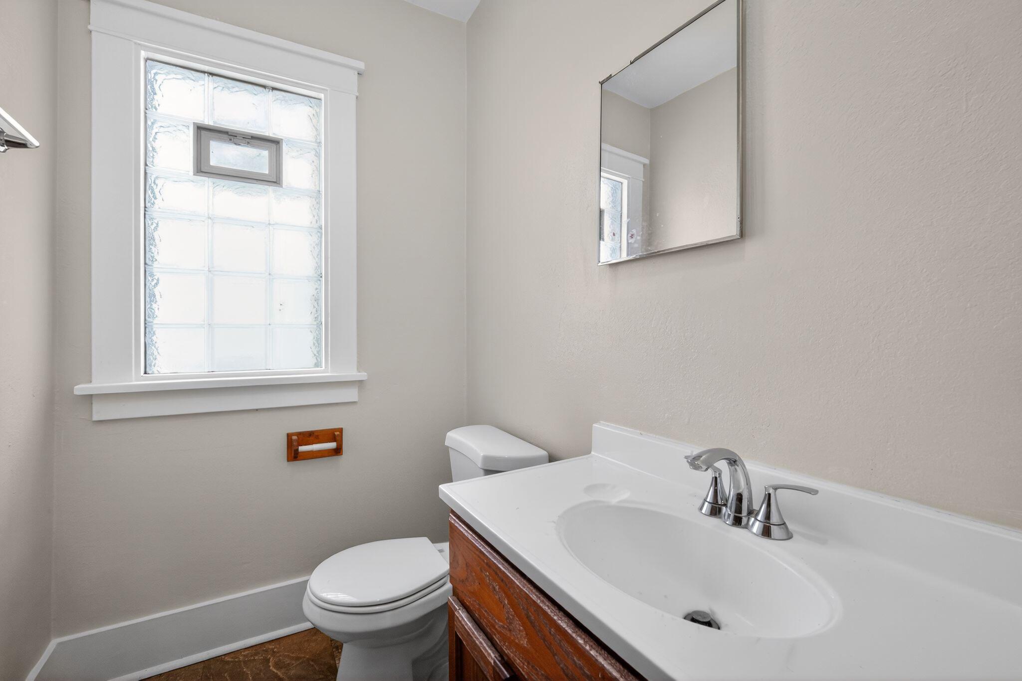 2927 North 40th Street Milwaukee, WI 53210 - Photo 21 of 30 21_2927_N_40th_St_Milwaukee_WI_53210-Bat