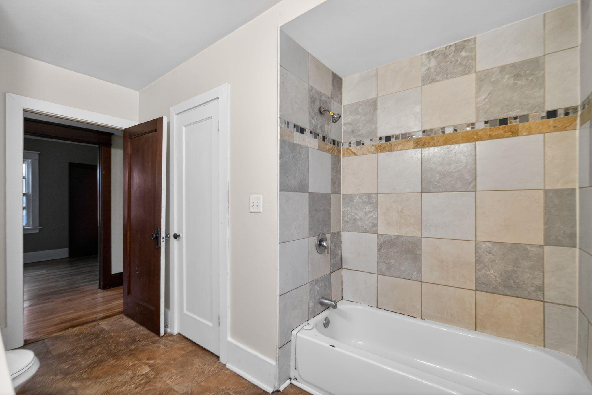 2927 North 40th Street Milwaukee, WI 53210 - Photo 22 of 30 22_2927_N_40th_St_Milwaukee_WI_53210-Bat