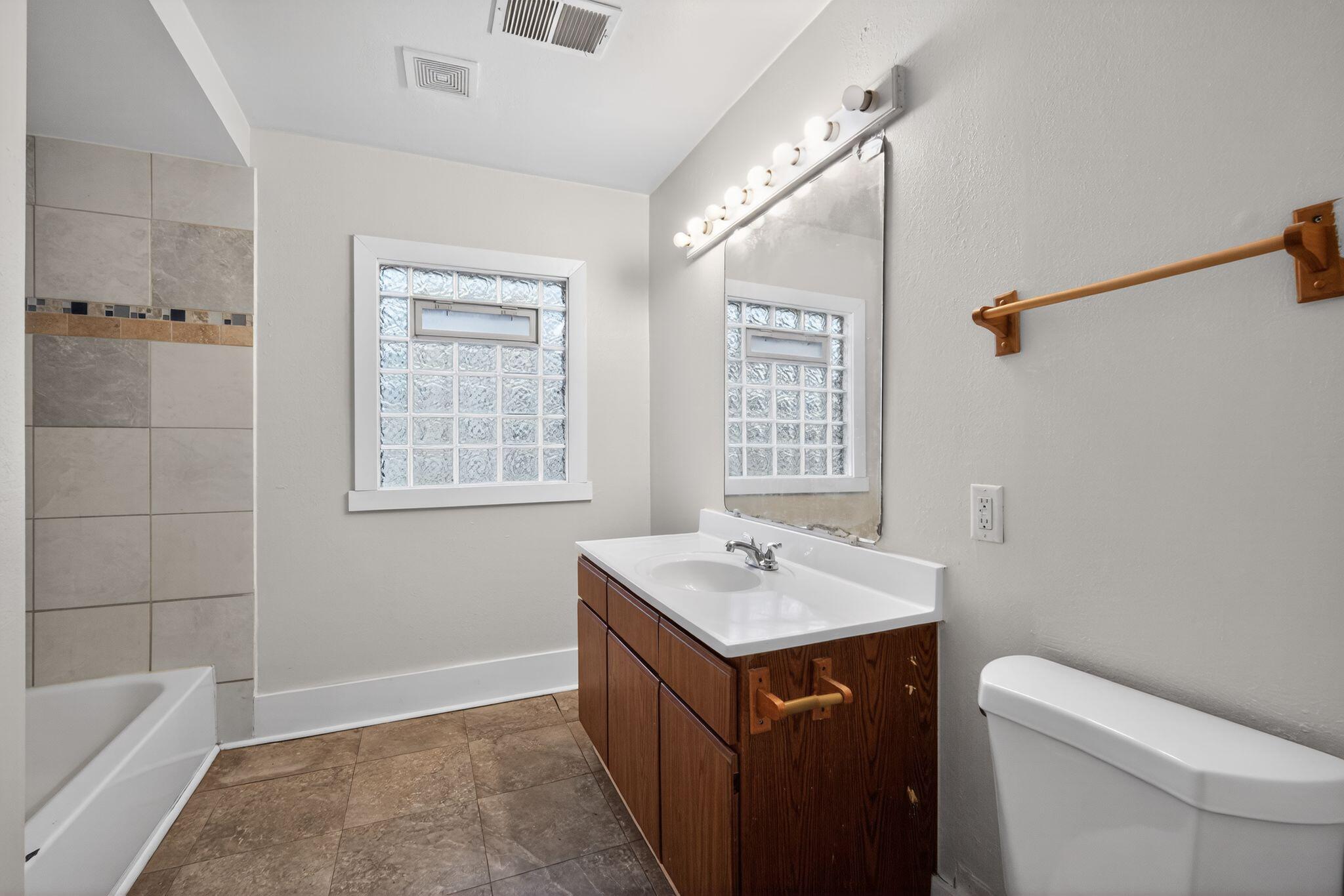 2927 North 40th Street Milwaukee, WI 53210 - Photo 23 of 30 23_2927_N_40th_St_Milwaukee_WI_53210-Bat