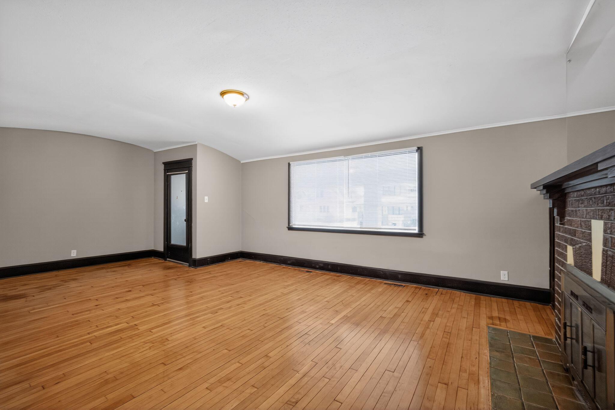 2927 North 40th Street Milwaukee, WI 53210 - Photo 6 of 30 06_2927_N_40th_St_Milwaukee_WI_53210-Liv